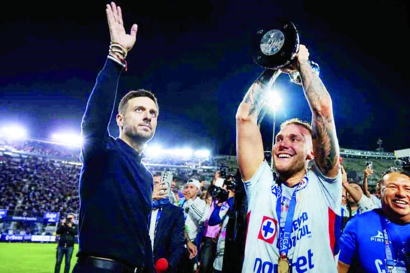 Carlos Rotondi agradece a Anselmi tras el campeonato de Cruz Azul