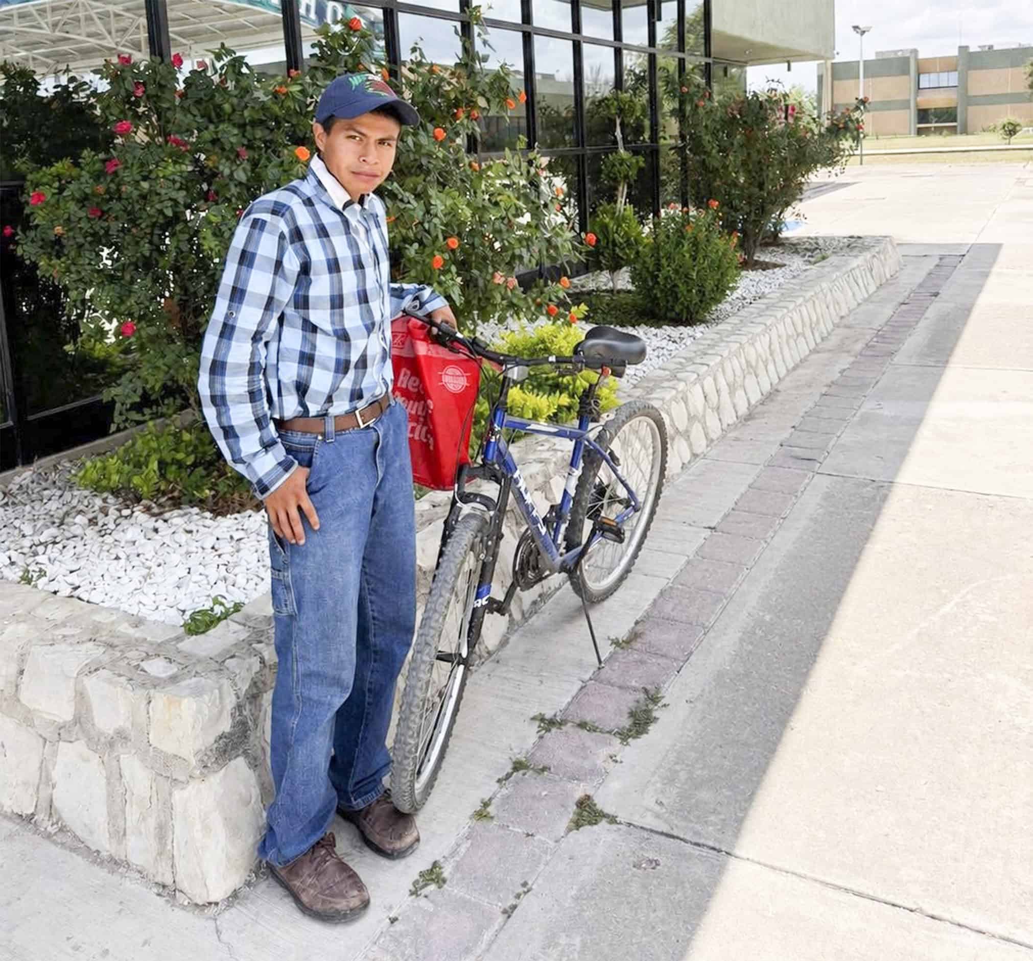 Joven pedalea m&aacute;s de 20 km para inscribirse en la UTNC y conmueve a la comunidad educativa