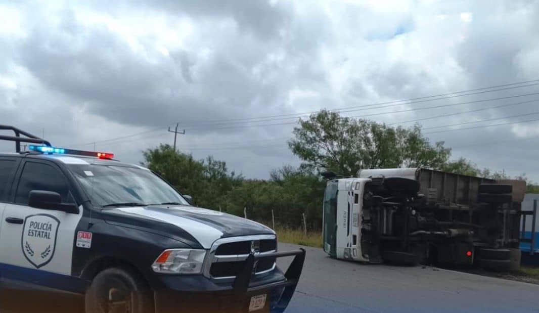 Accidente en carretera estatal 20: cami&oacute;n Isuzu vuelca en Pala&uacute;