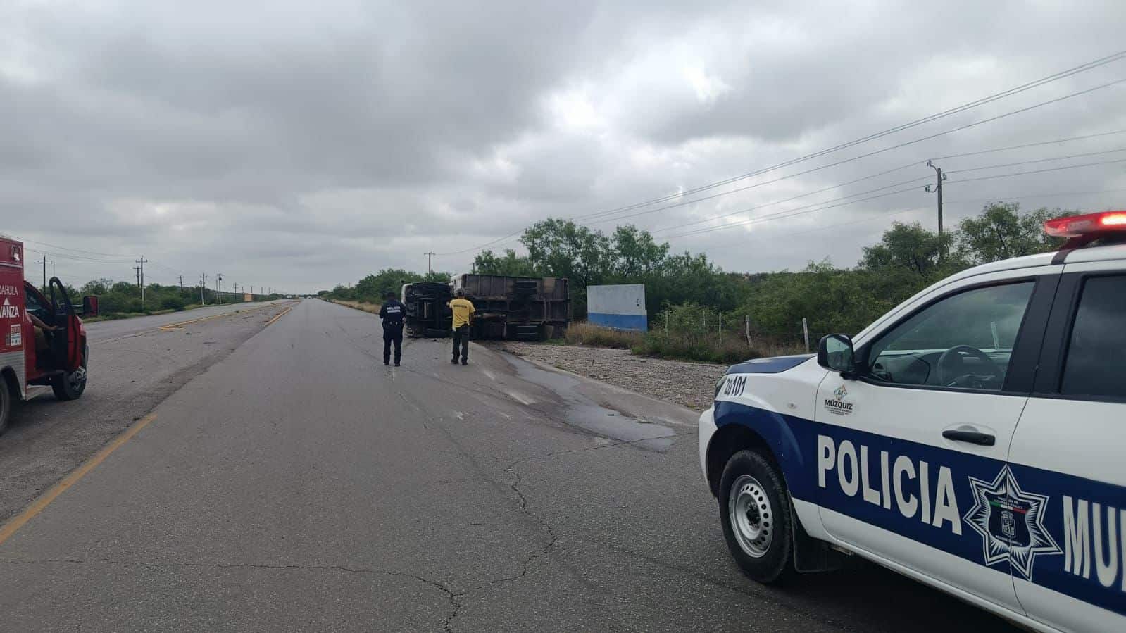 Accidente en carretera estatal 20: cami&oacute;n Isuzu vuelca en Pala&uacute;