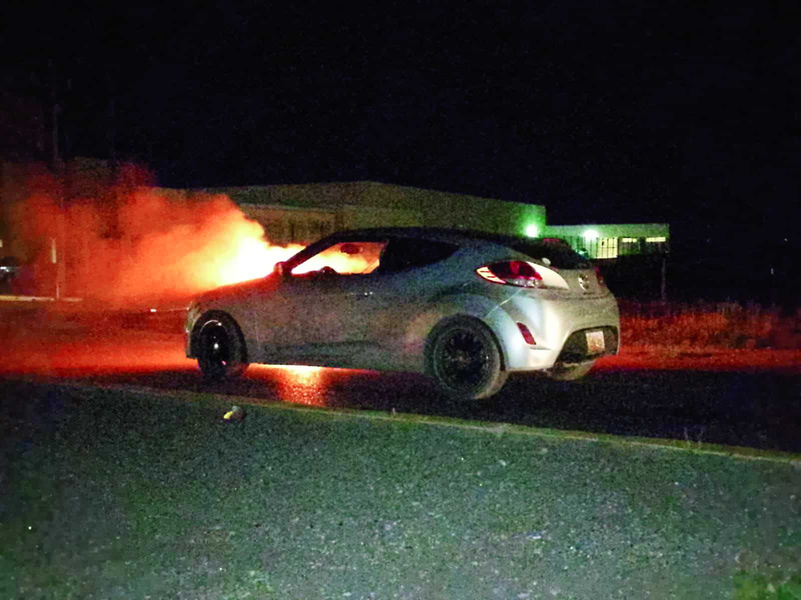 Corto circuito provoca incendio de camioneta en Villa de Pala&uacute;
