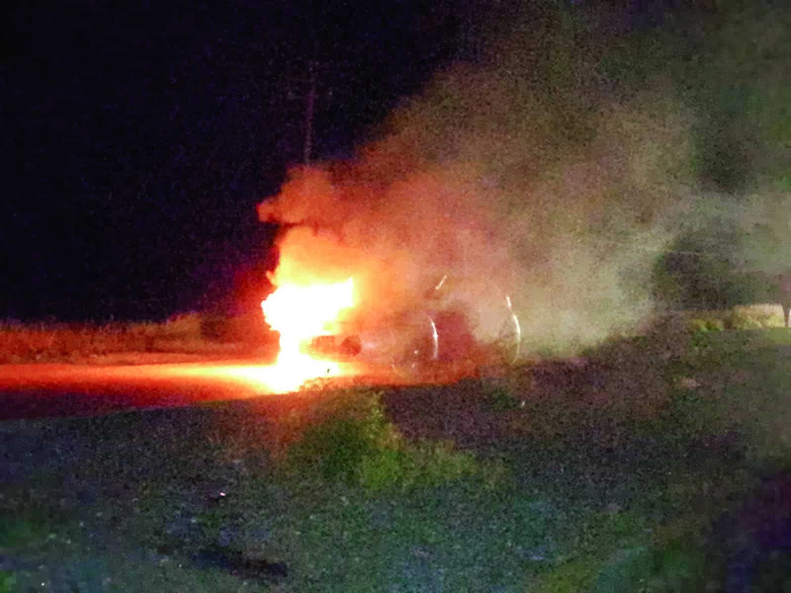 Corto circuito provoca incendio de camioneta en Villa de Pala&uacute;