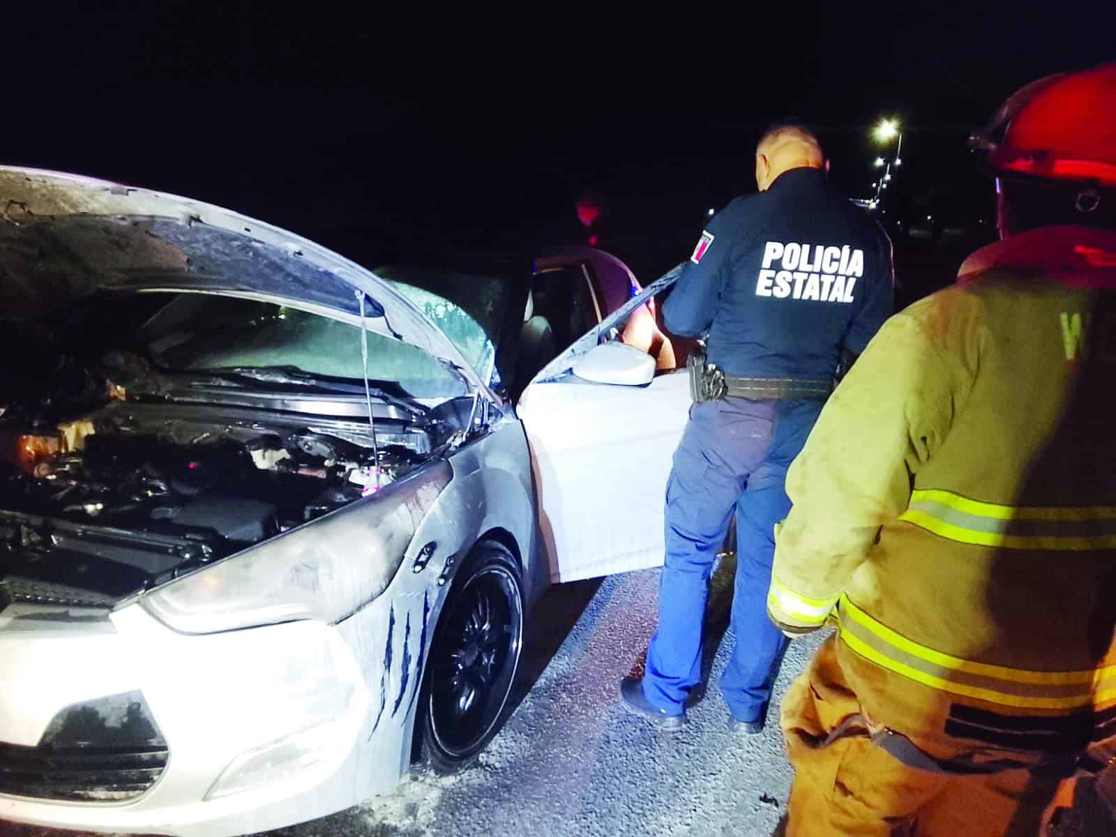 Corto circuito provoca incendio de camioneta en Villa de Pala&uacute;