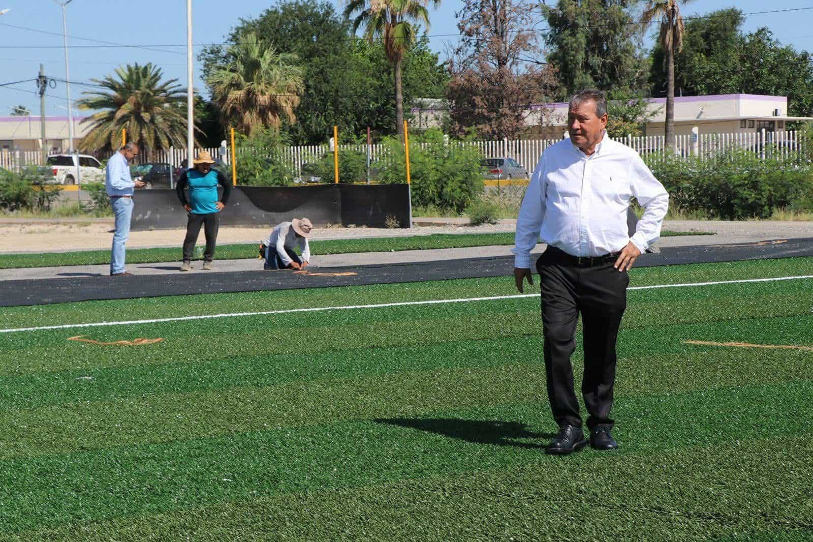 Oscar R&iacute;os Ram&iacute;rez supervisa nuevas canchas de f&uacute;tbol en San Juan de Sabinas