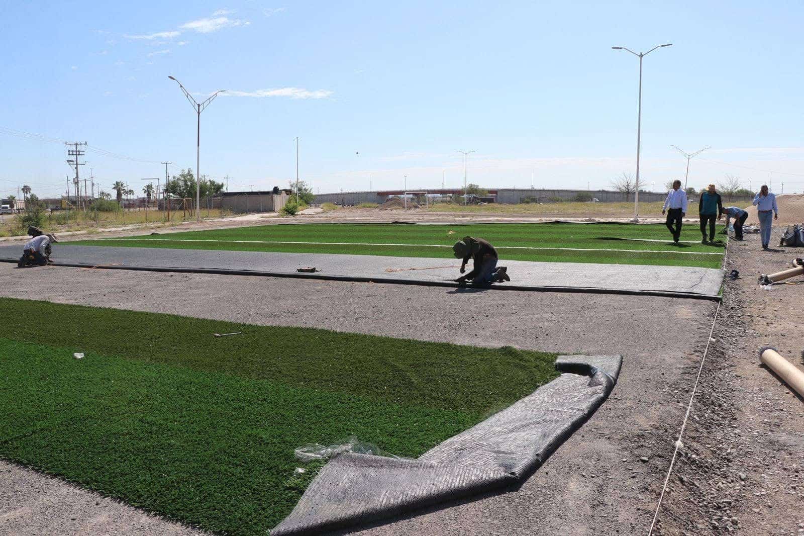 Oscar R&iacute;os Ram&iacute;rez supervisa nuevas canchas de f&uacute;tbol en San Juan de Sabinas