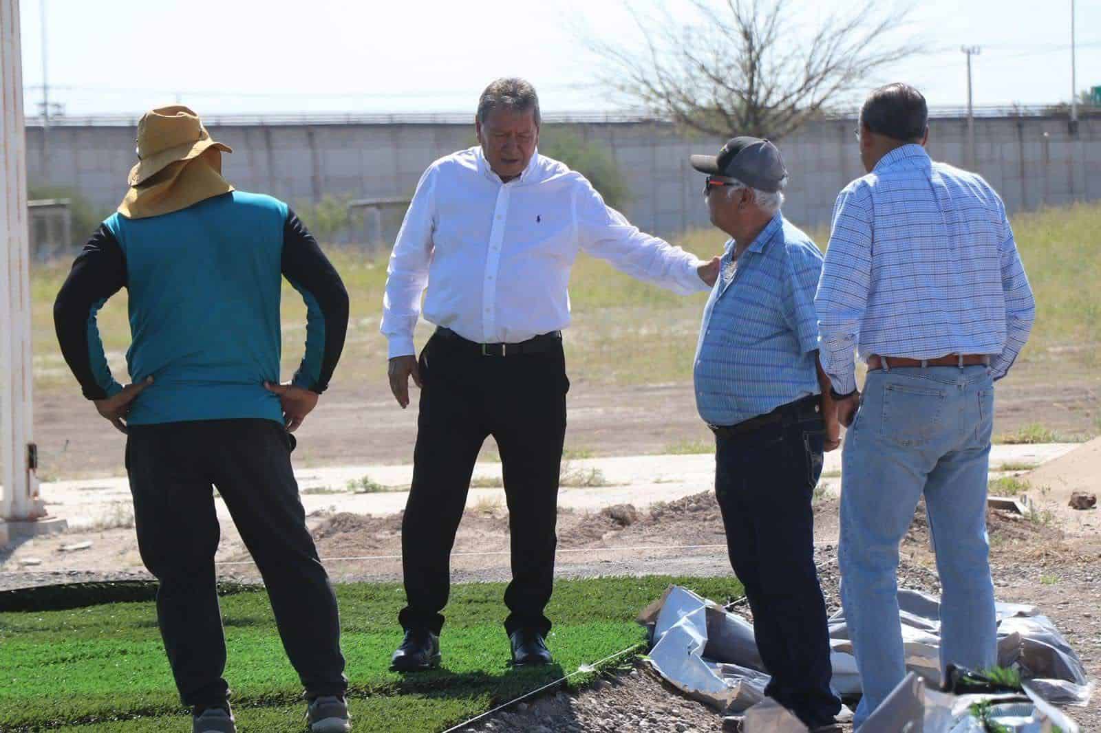 Oscar R&iacute;os Ram&iacute;rez supervisa nuevas canchas de f&uacute;tbol en San Juan de Sabinas