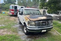 Bomberos sofocan incendio en camioneta en patios del Centro de Salud en Múzquiz