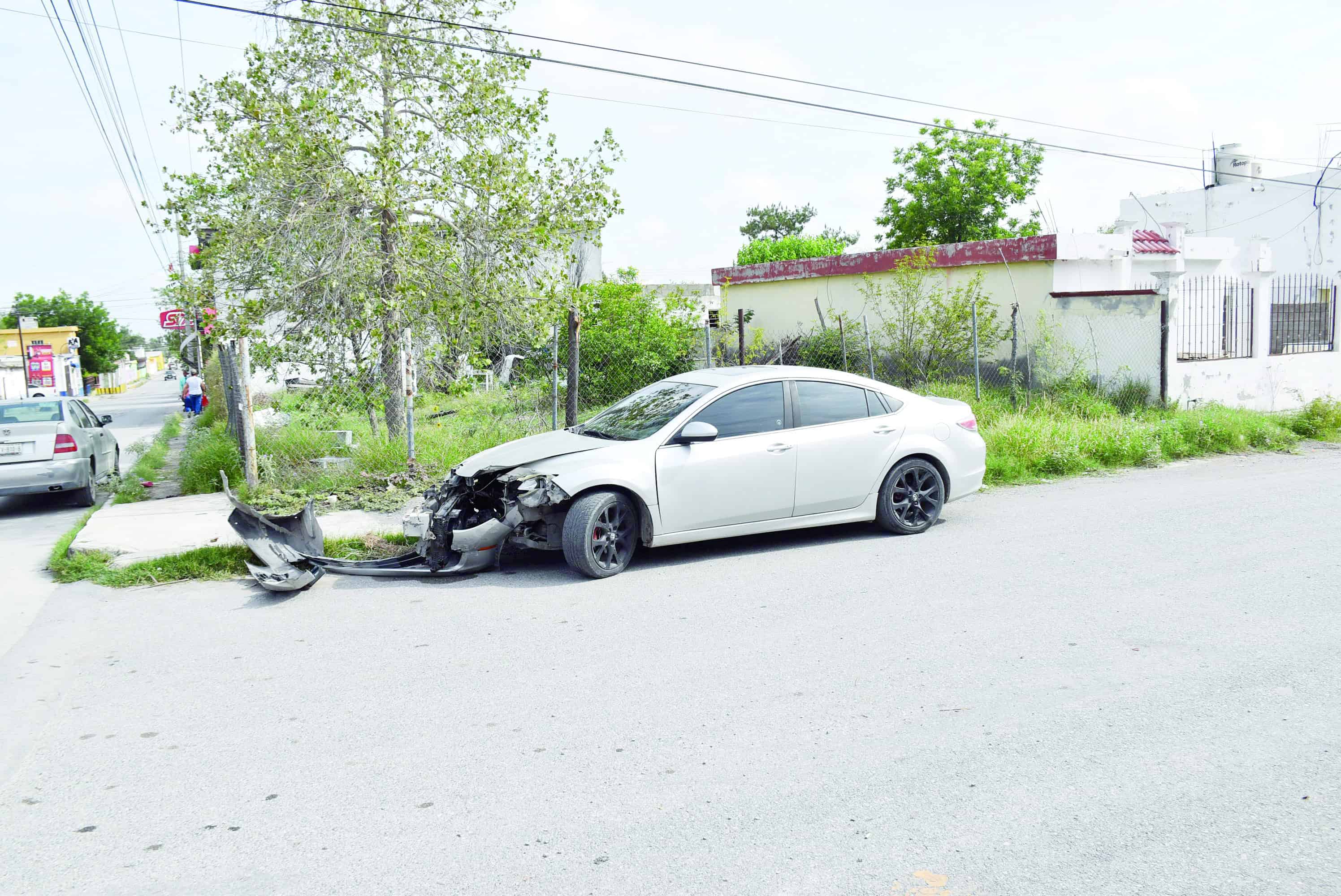 Mujer provoca choque en Monclova: dos veh&iacute;culos severamente da&ntilde;ados