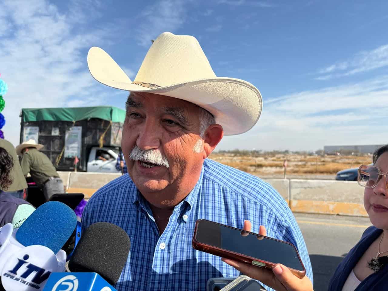 Preocupaci&oacute;n en Frontera: caballo amarrado a cami&oacute;n de transporte municipal