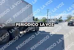 Accidente de tráiler causa caos vial en Monclova: daños materiales