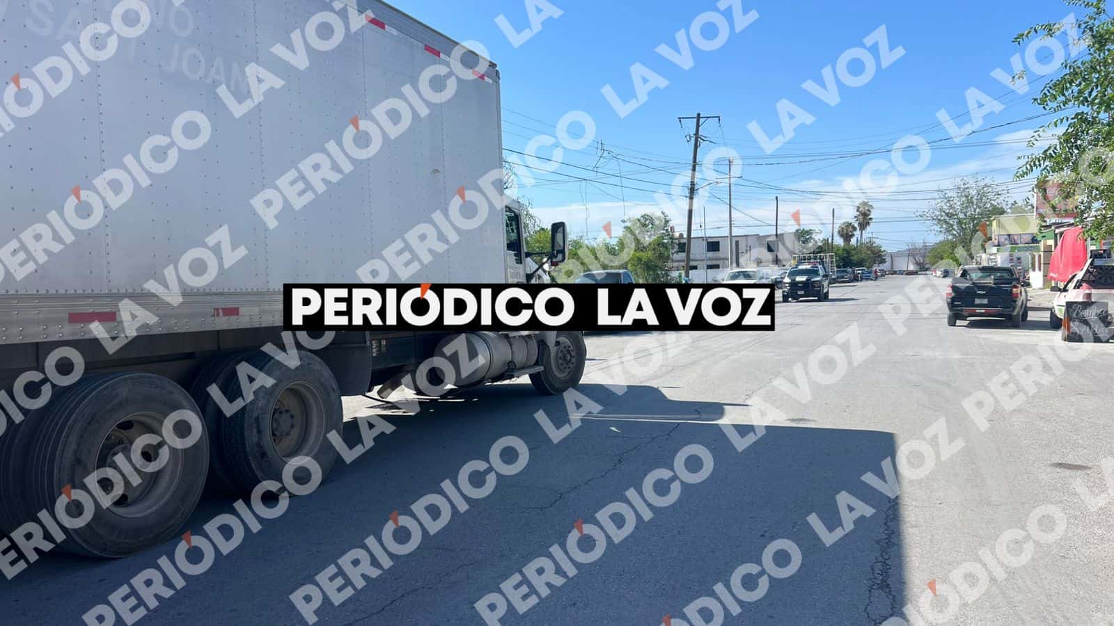 Accidente de tr&aacute;iler causa caos vial en Monclova: da&ntilde;os materiales