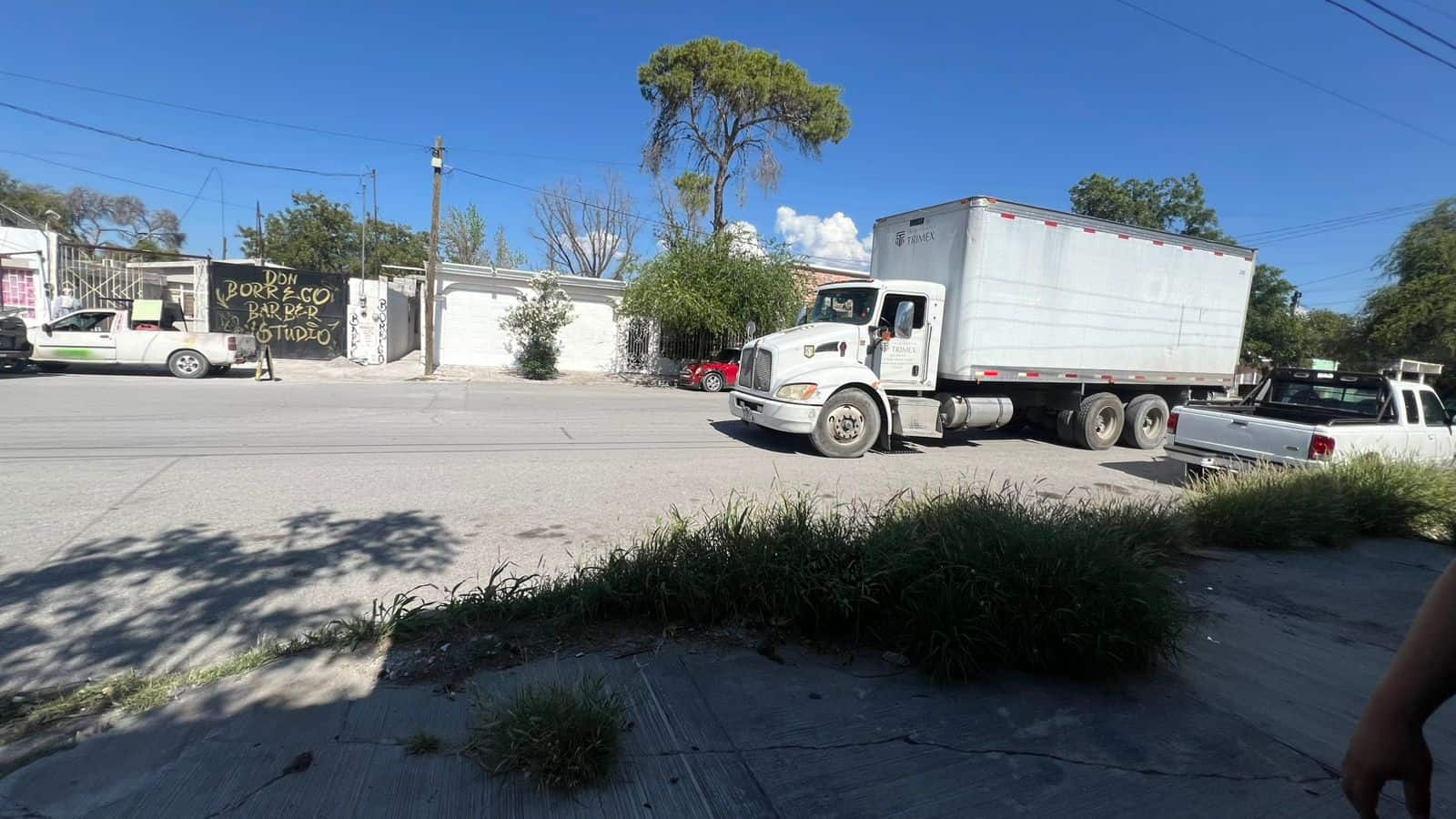 Accidente de tr&aacute;iler causa caos vial en Monclova: da&ntilde;os materiales