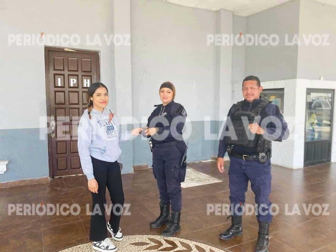 Oficiales de Seguridad P&uacute;blica recuperan celular robado en Frontera