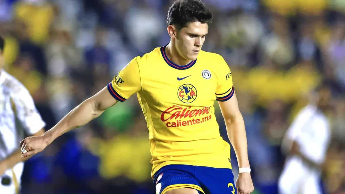 Israel Reyes destaca como defensor del Club Am&eacute;rica en el futbol mexicano