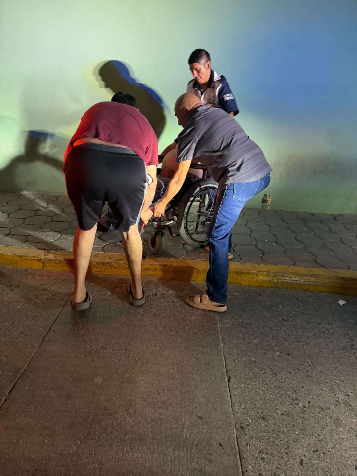 Hombre es trasladado de emergencia a Cl&iacute;nica 7 en Monclova