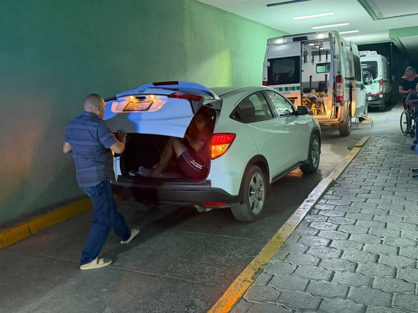 Hombre es trasladado de emergencia a Cl&iacute;nica 7 en Monclova