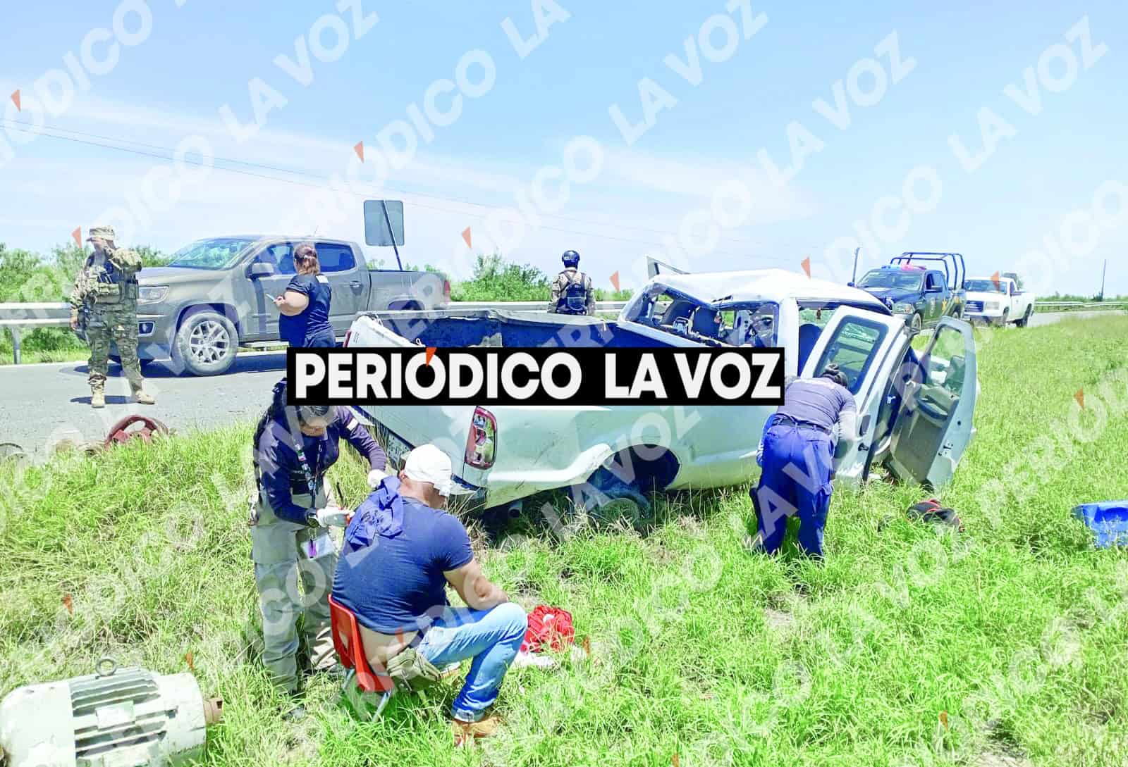 Tres lesionados en volcadura de camioneta en Escobedo