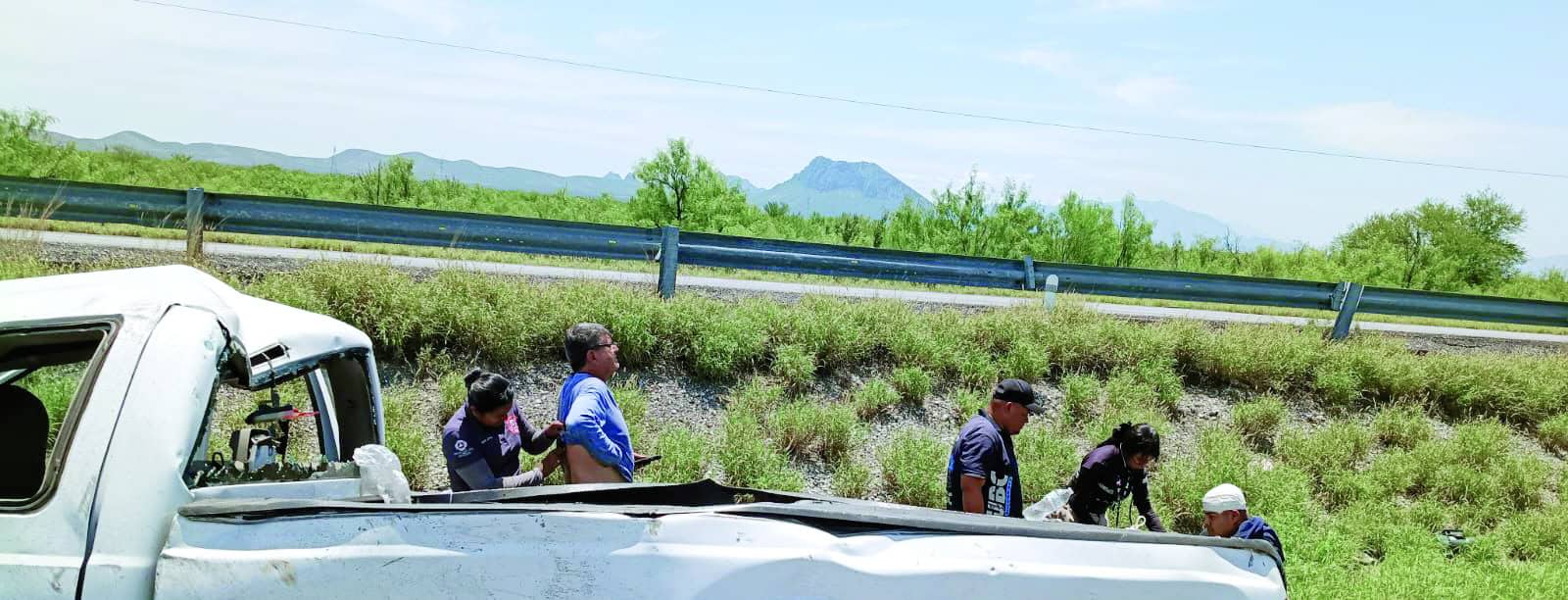 Tres lesionados en volcadura de camioneta en Escobedo