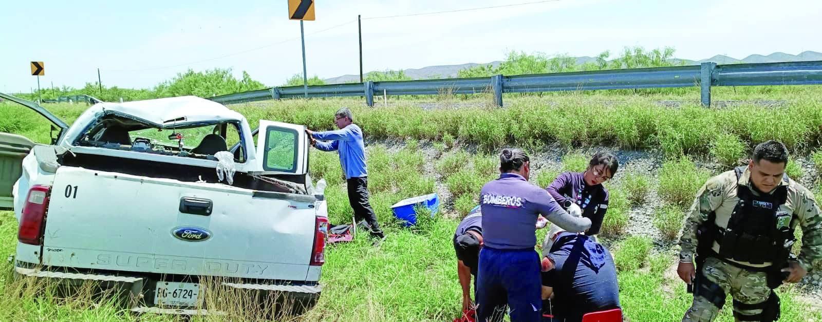 Tres lesionados en volcadura de camioneta en Escobedo