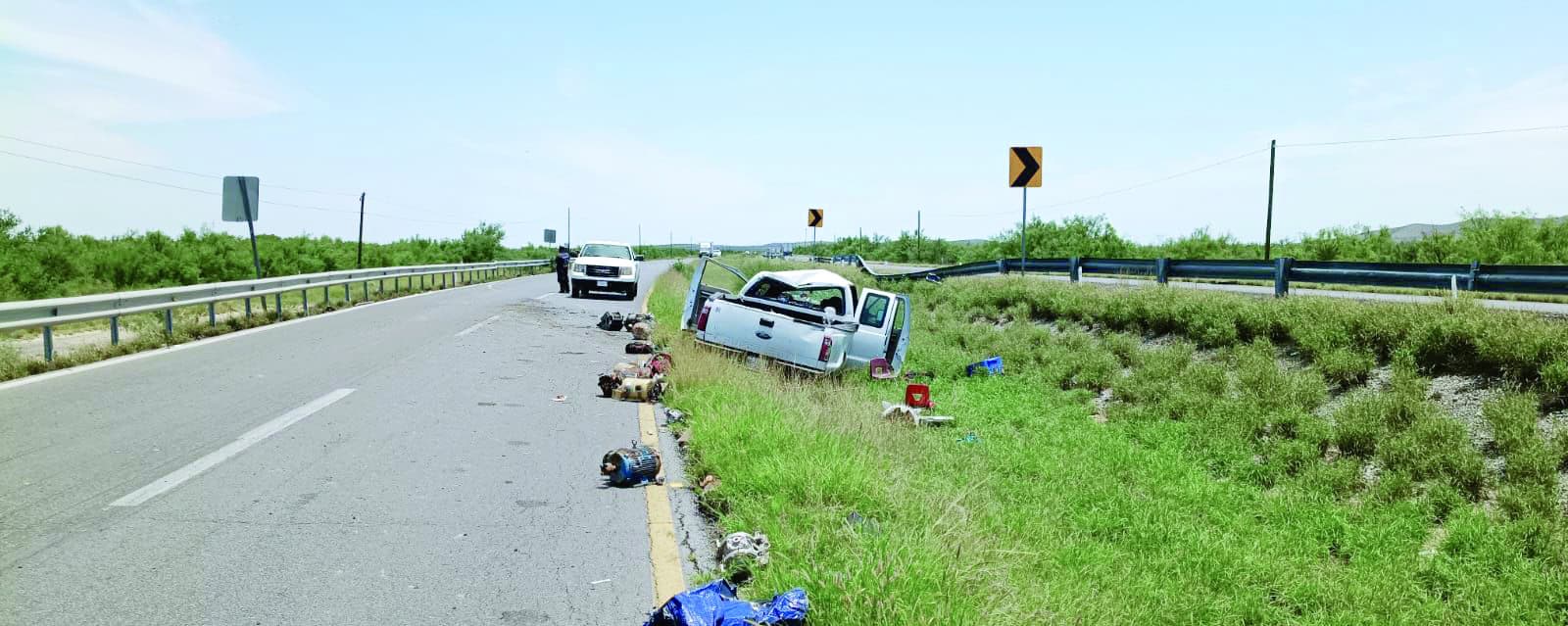 Tres lesionados en volcadura de camioneta en Escobedo