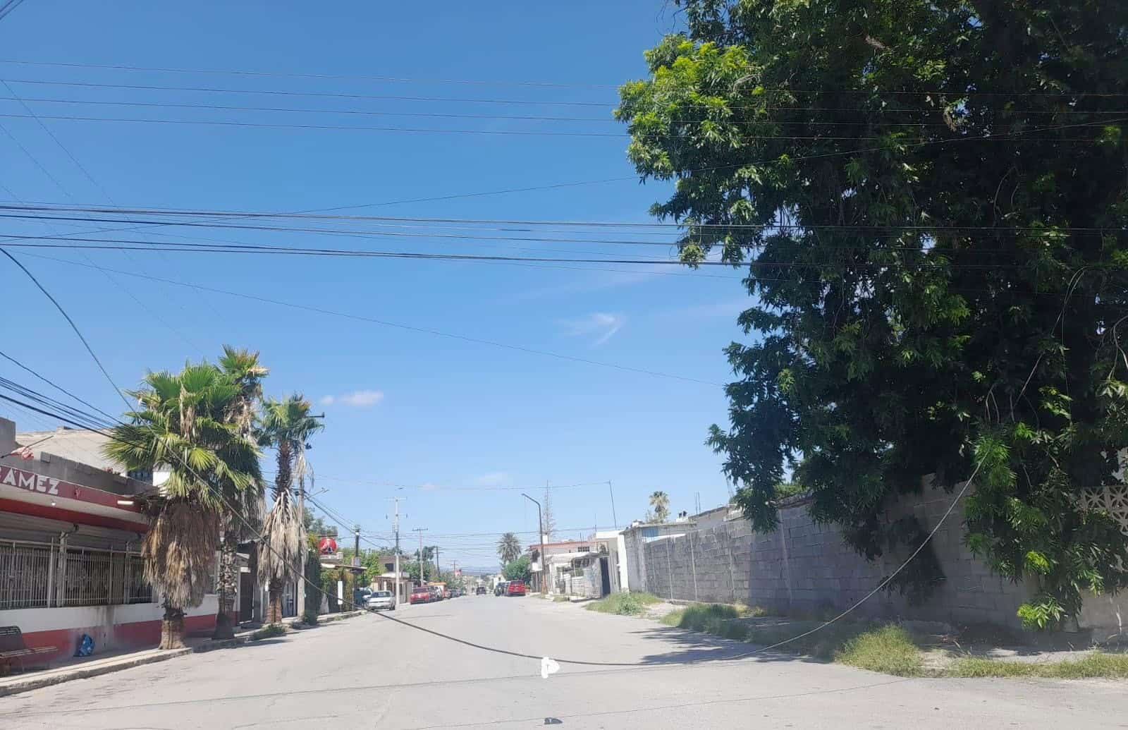 Accidente de tr&aacute;iler en Monclova causa da&ntilde;os en cableado