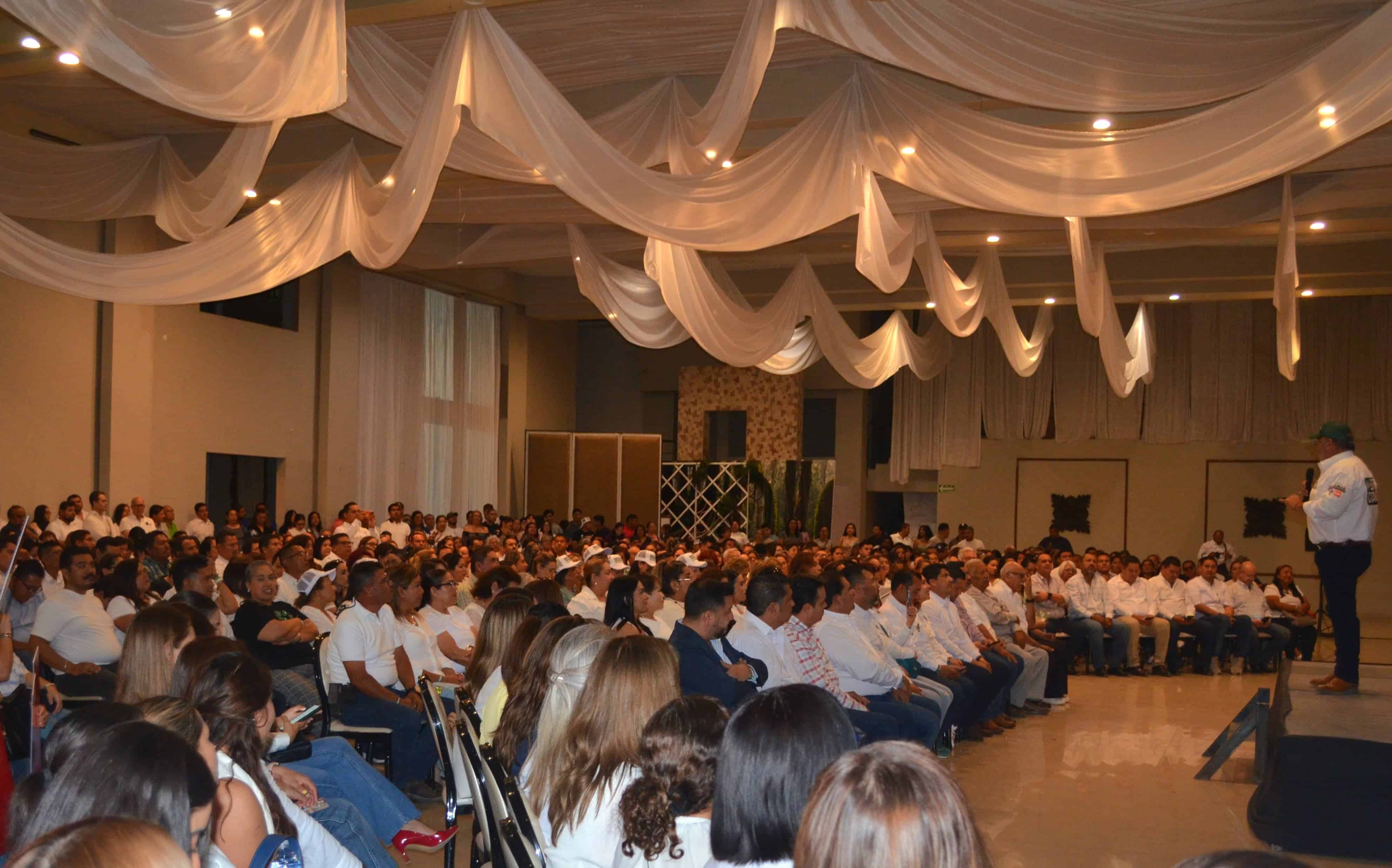 Candidatos del PRI reciben respaldo de maestros en Monclova