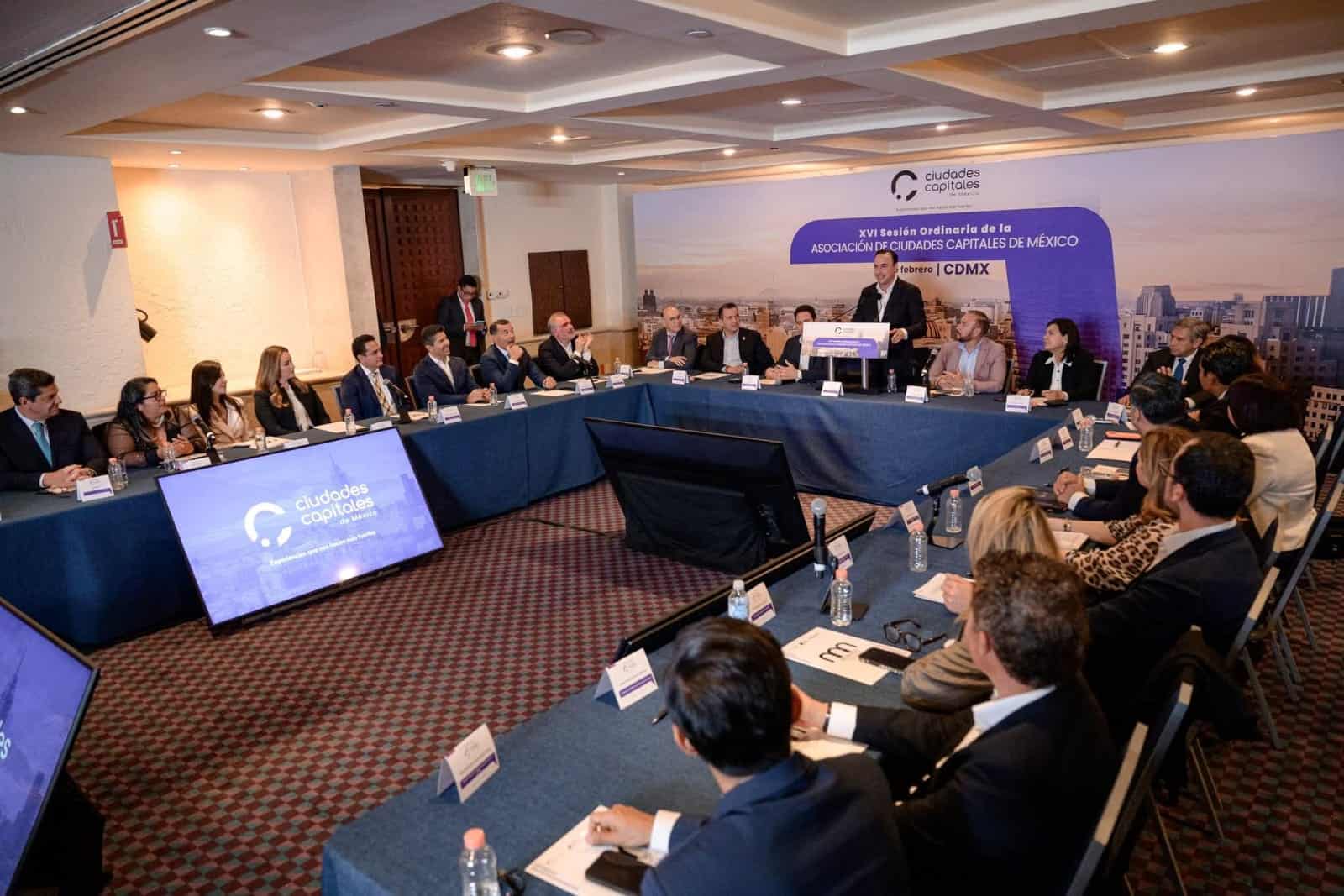 Javier Díaz González presenta proyectos de Saltillo en reunión de alcaldes