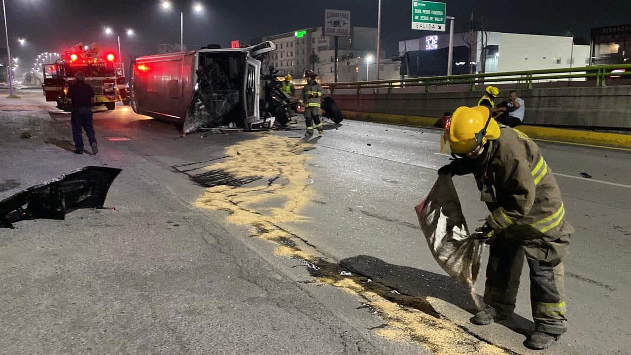 Cami&oacute;n de transporte personal vuelca en Saltillo: Julio C&eacute;sar al volante