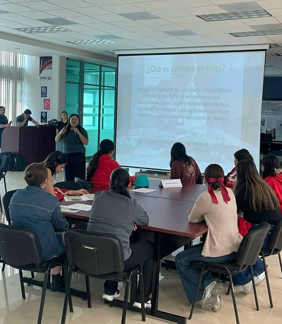 Universidad Polit&eacute;cnica de Ramos Arizpe realiza conferencias para estudiantes