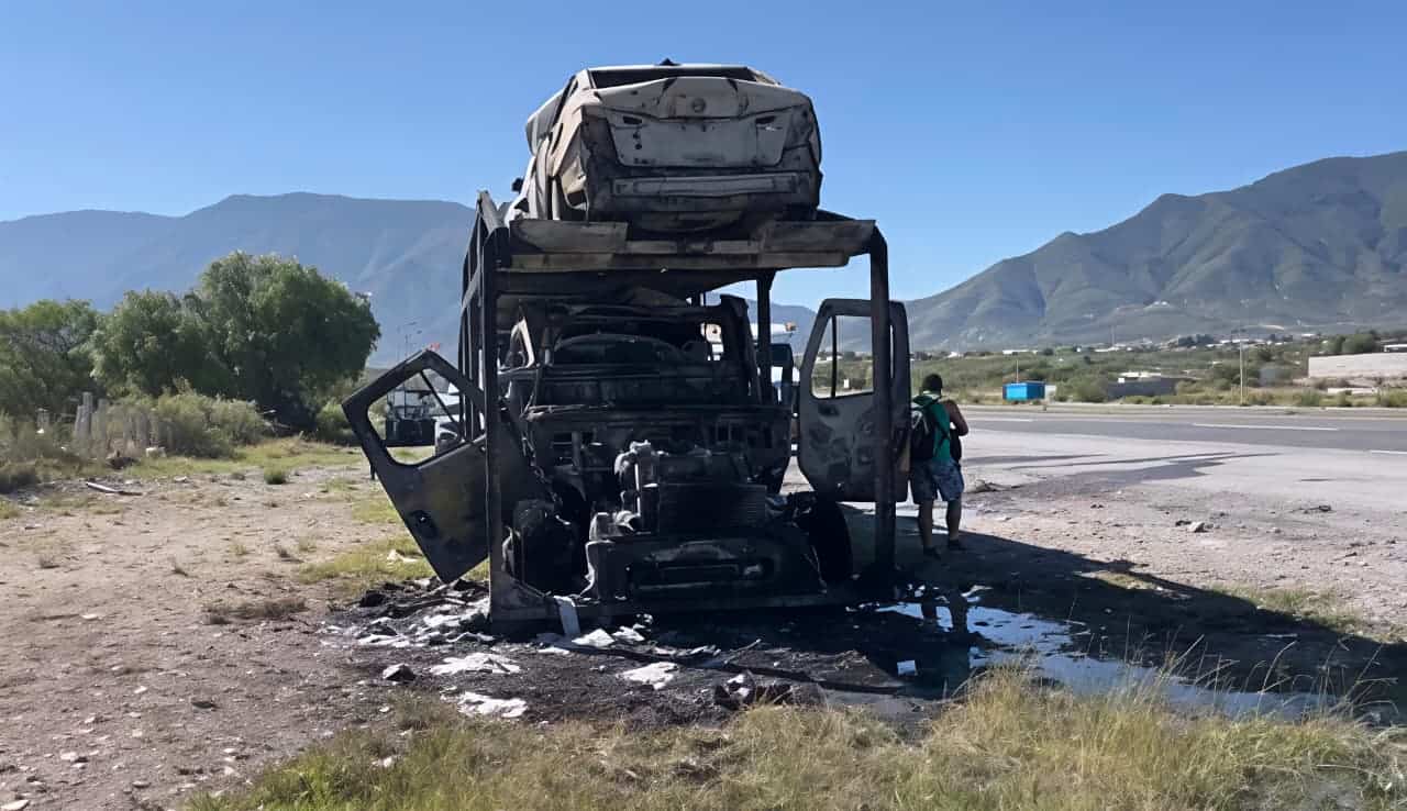 Arde tr&aacute;iler nodriza cargado con veh&iacute;culos en carretera entre Arteaga y Saltillo