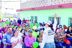 Esra Cavazos recorre Monclova en la recta final de su campaña
