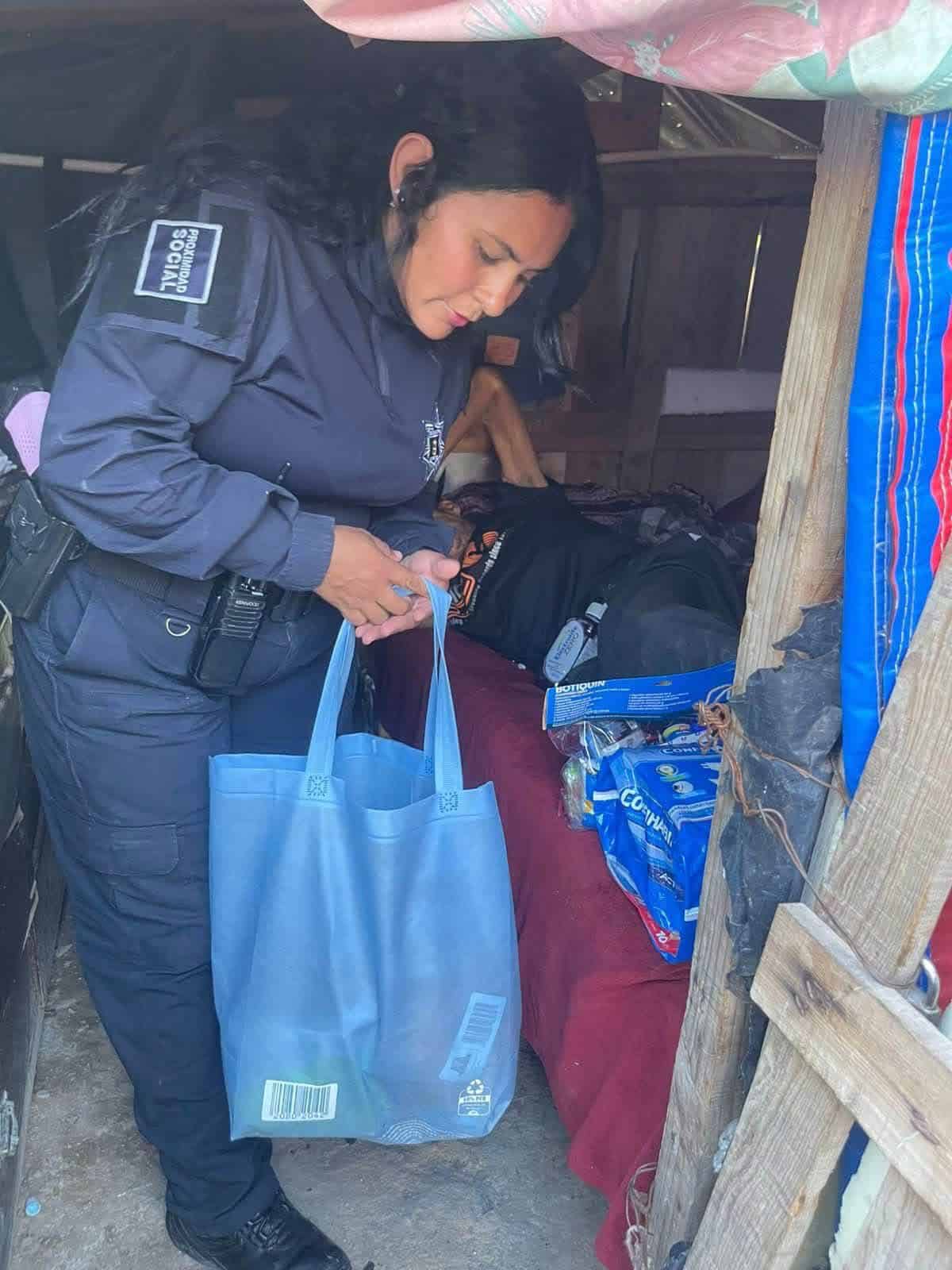 Gabriel V&aacute;zquez y Polic&iacute;a Municipal entregan apoyo a adulto mayor en Frontera