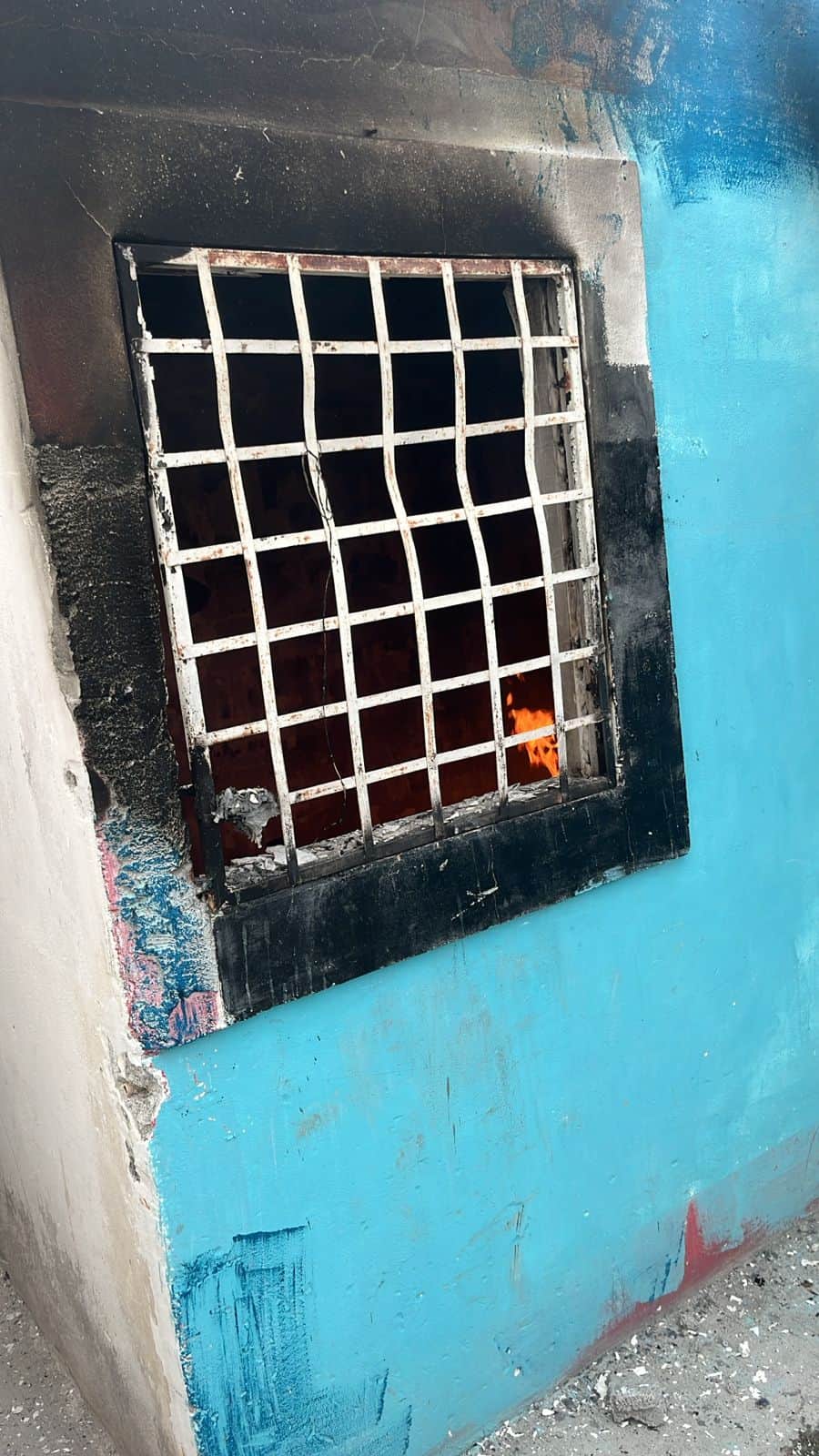 Bomberos controlan incendio en vivienda abandonada de Monclova