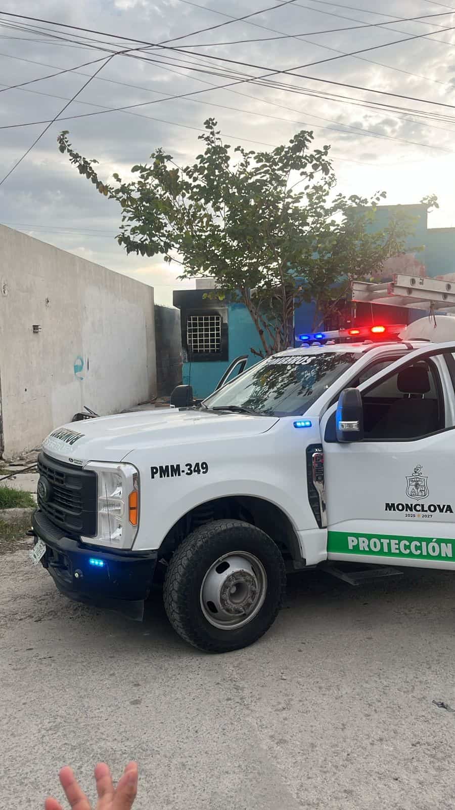 Bomberos controlan incendio en vivienda abandonada de Monclova