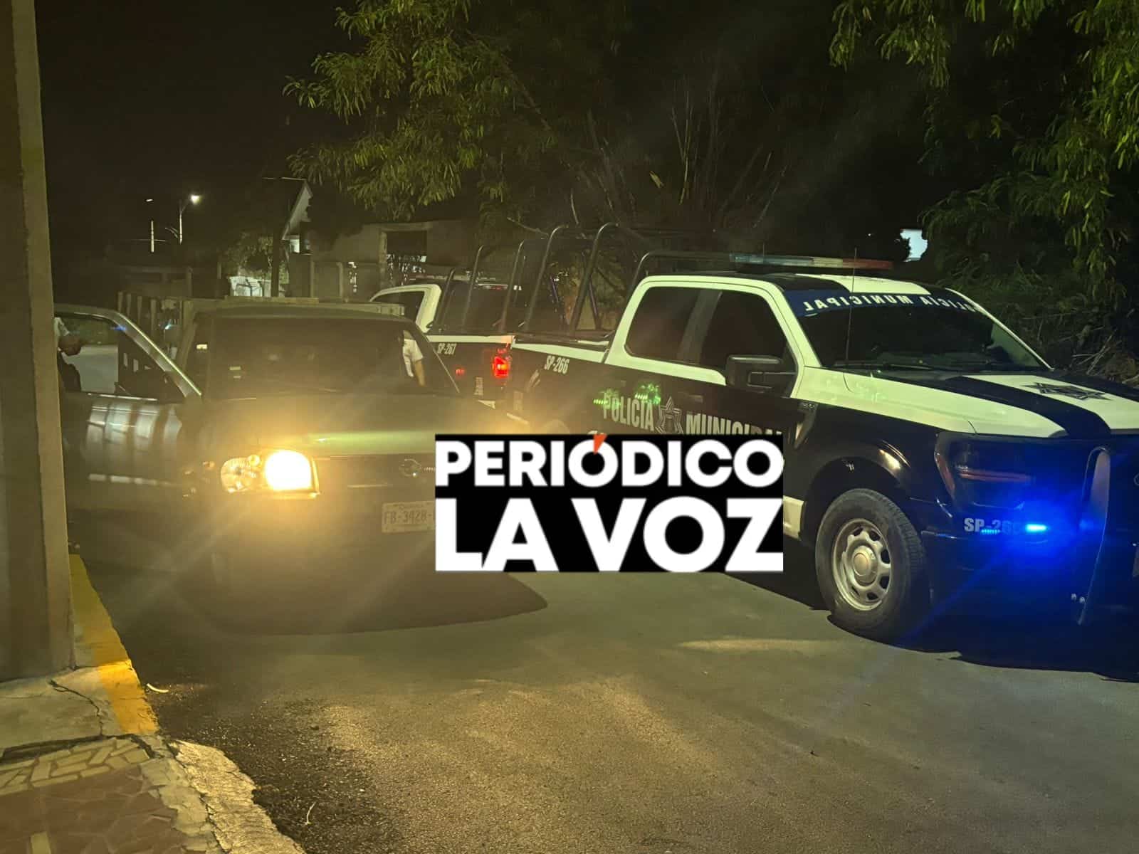 En pleno centro le tumba espejo a  camioneta
