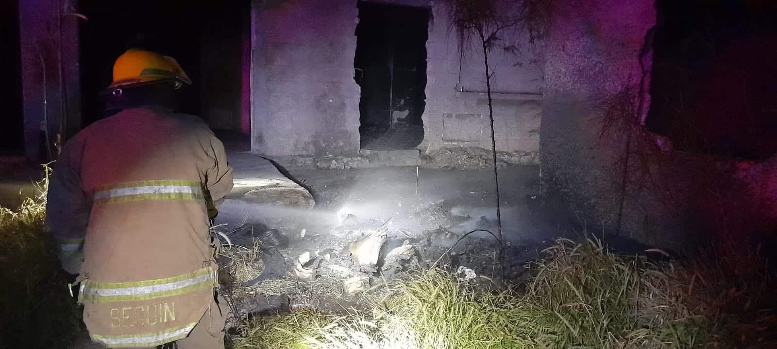 Cuerpo de Bomberos de Monclova sofoca incendio en tapia abandonada