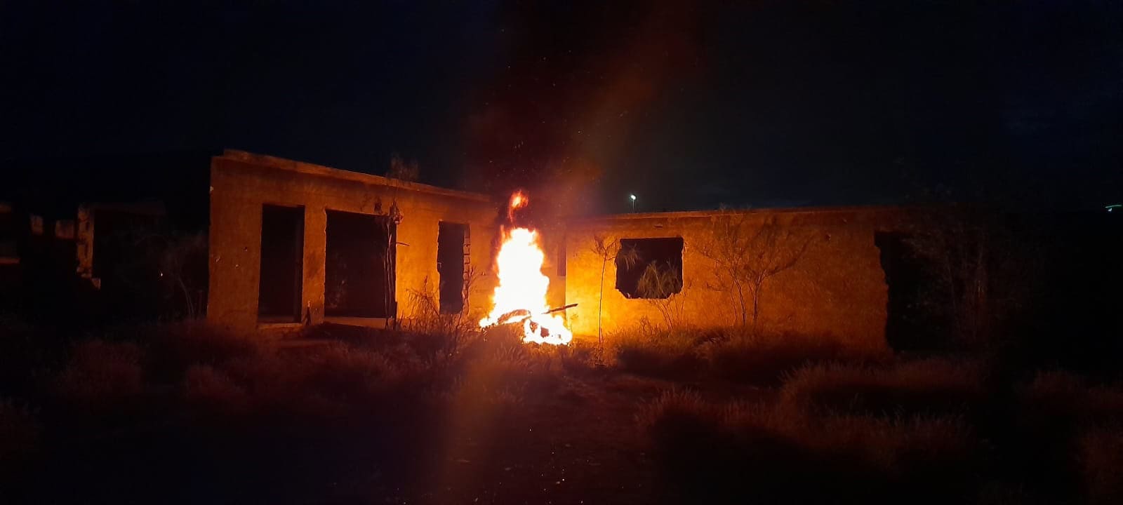 Cuerpo de Bomberos de Monclova sofoca incendio en tapia abandonada