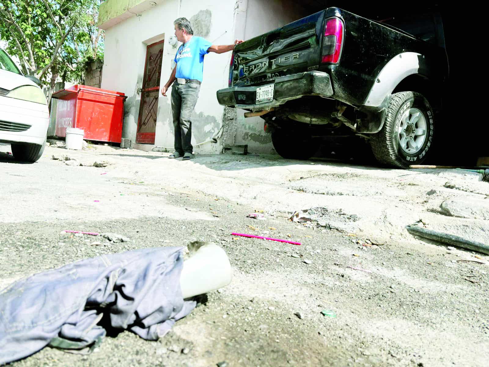 Quema camioneta con bomba molotov
