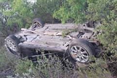 Localizan vehículo volcado y abandonado en la carretera Allende-Villa Unión