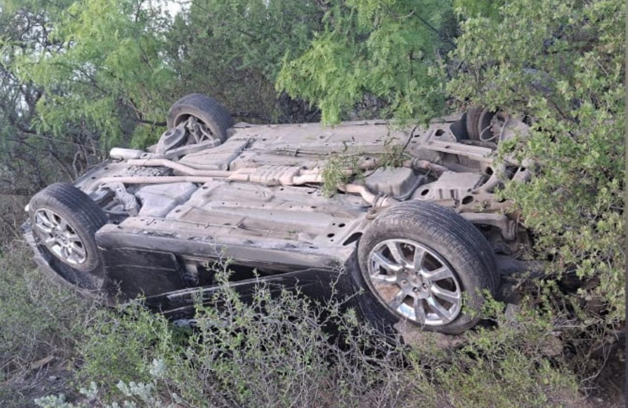 Localizan veh&iacute;culo volcado y abandonado en la carretera Allende-Villa Uni&oacute;n