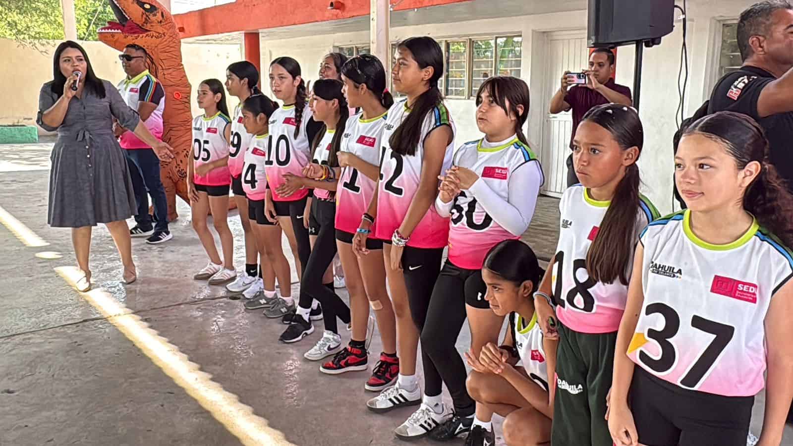 Campeonas nacionales regresan a casa entre aplausos y orgullo escolar