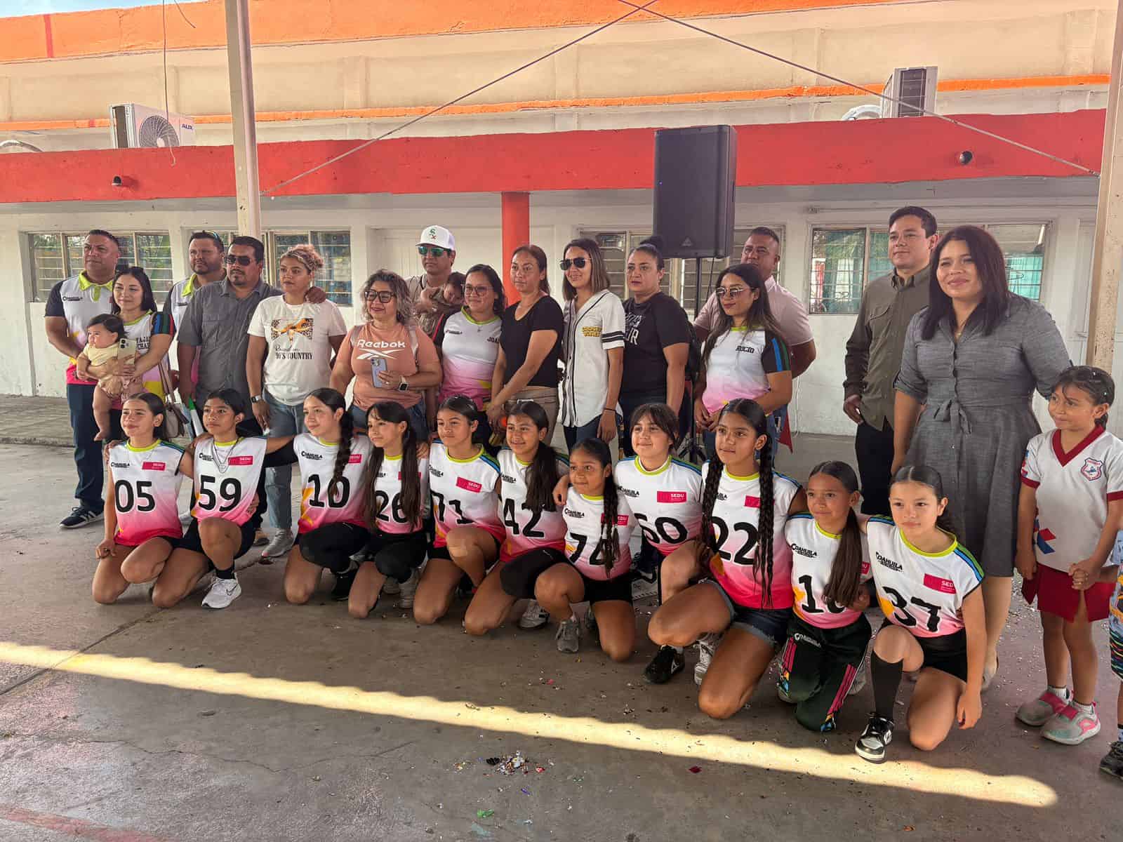 Campeonas nacionales regresan a casa entre aplausos y orgullo escolar