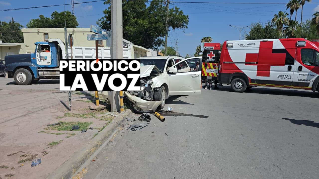 Rebota camioneta en base de poste