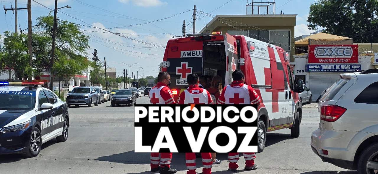 Rebota camioneta en base de poste