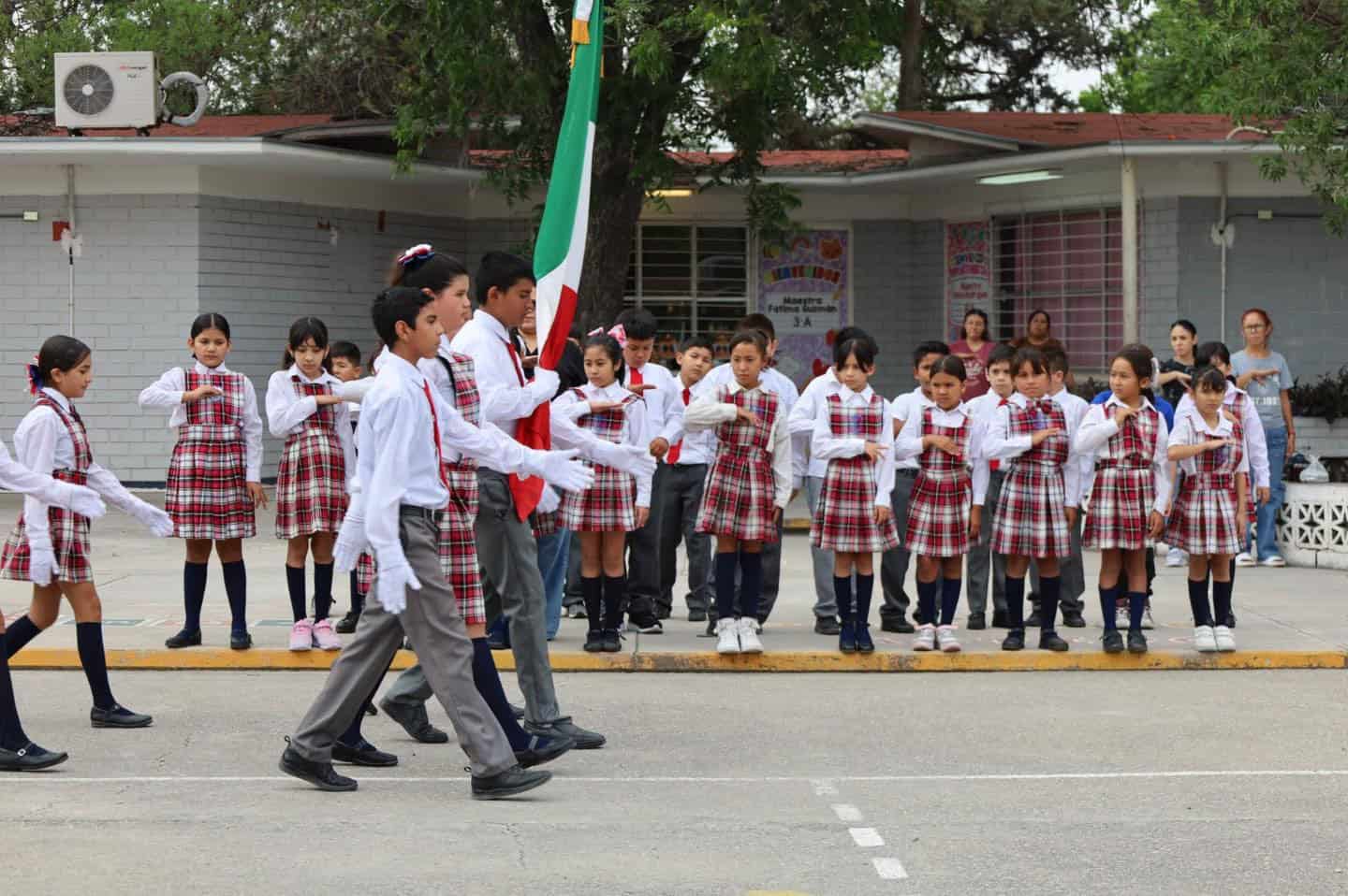 Conmemoran el D&iacute;a de la Marina con ceremonia c&iacute;vica en primaria de Allende