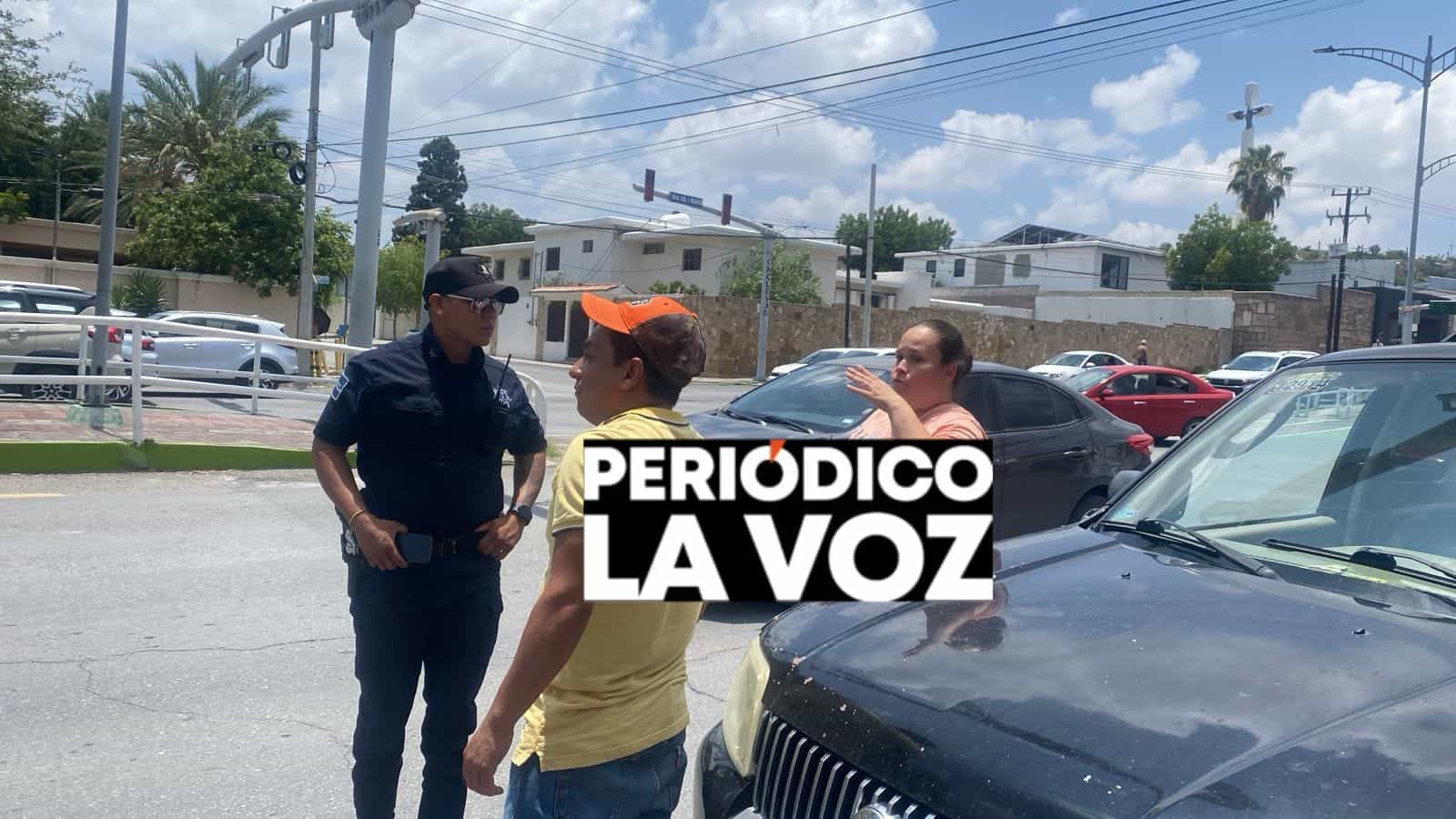 Por no darle dinero tragafuegos intenta quemar a conductora