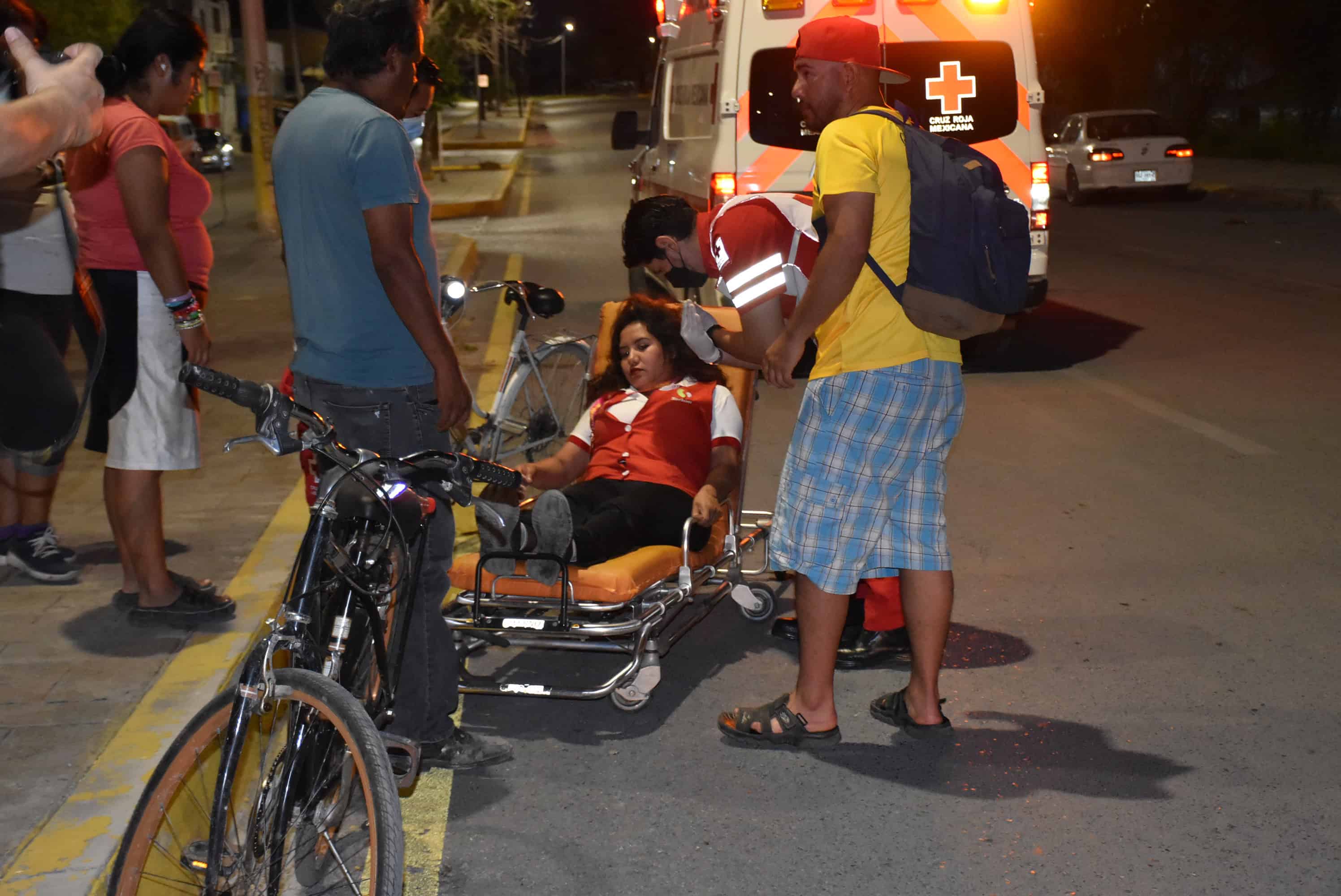 Trabajadora sufre accidente en bicicleta y es hospitalizada en Monclova