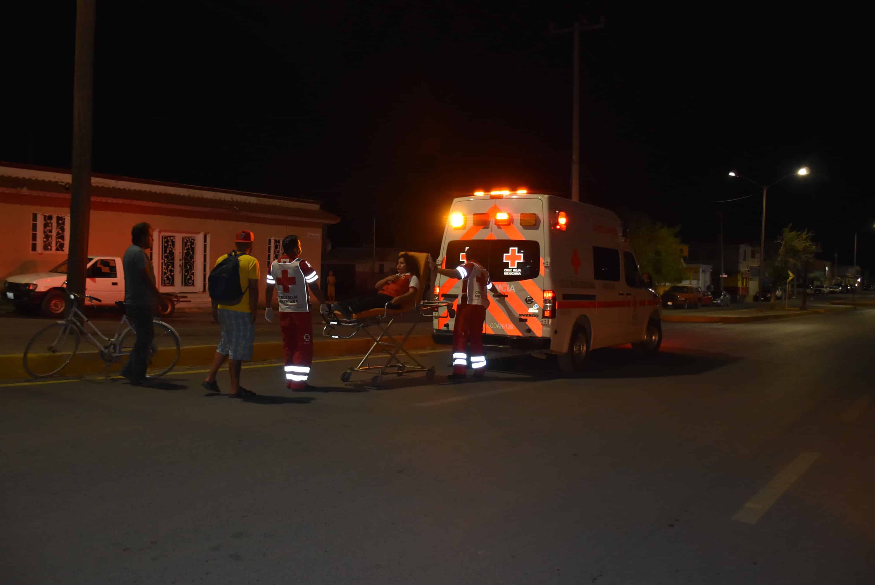 Trabajadora sufre accidente en bicicleta y es hospitalizada en Monclova
