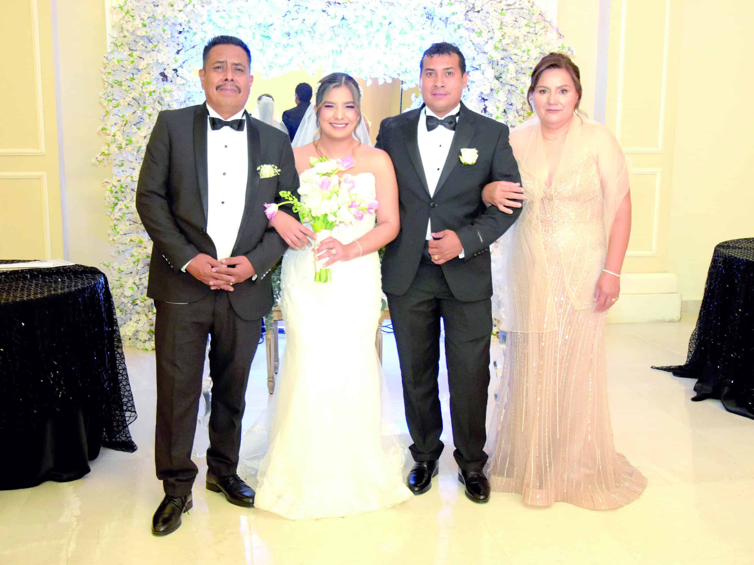 Emotiva boda de Karla Moreno y Andr&eacute;s Guerrero en Coahuila