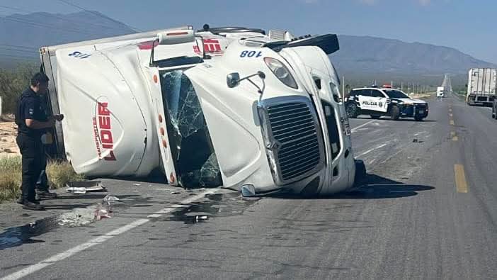 Volcadura de tractocami&oacute;n provoca movilizaci&oacute;n en Saltillo